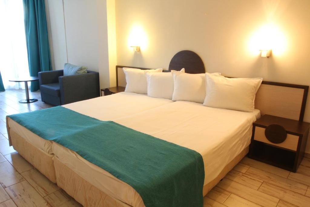 Двухместный (Улучшенный двухместный номер с 2 отдельными кроватями и балконом) отеля Smartline Meridian, Солнечный Берег