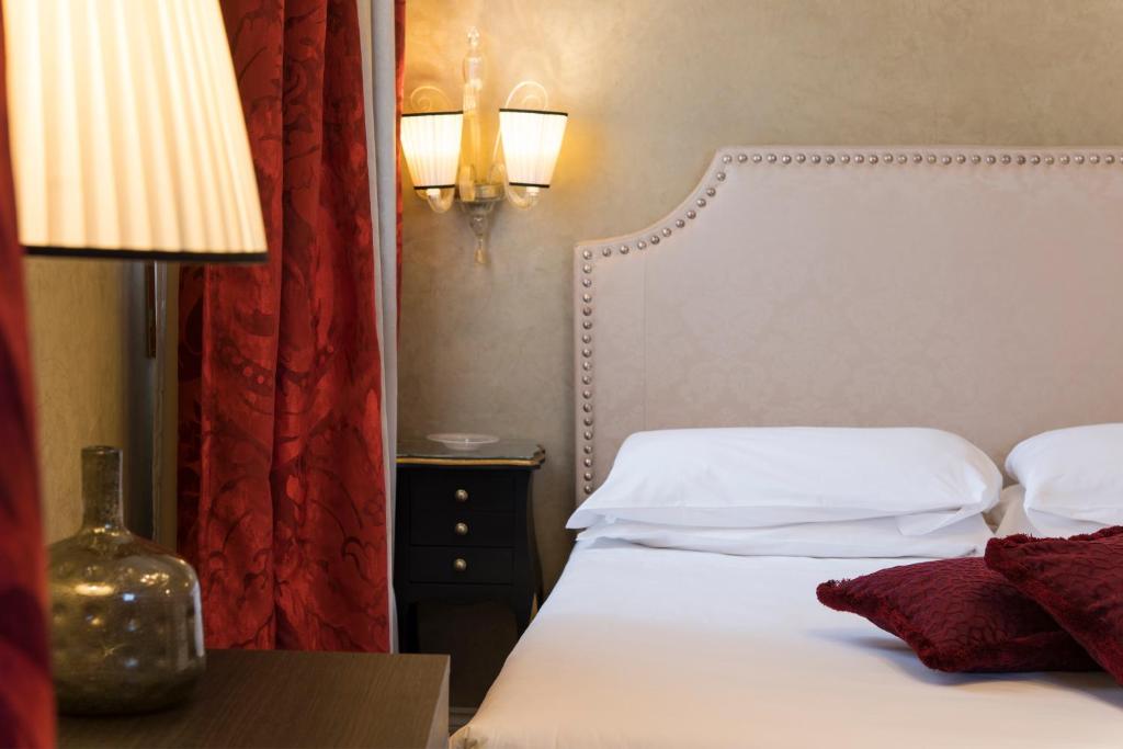 Трехместный (Улучшенный двухместный номер с 1 кроватью и дополнительной кроватью) отеля Hotel Campiello, Венеция