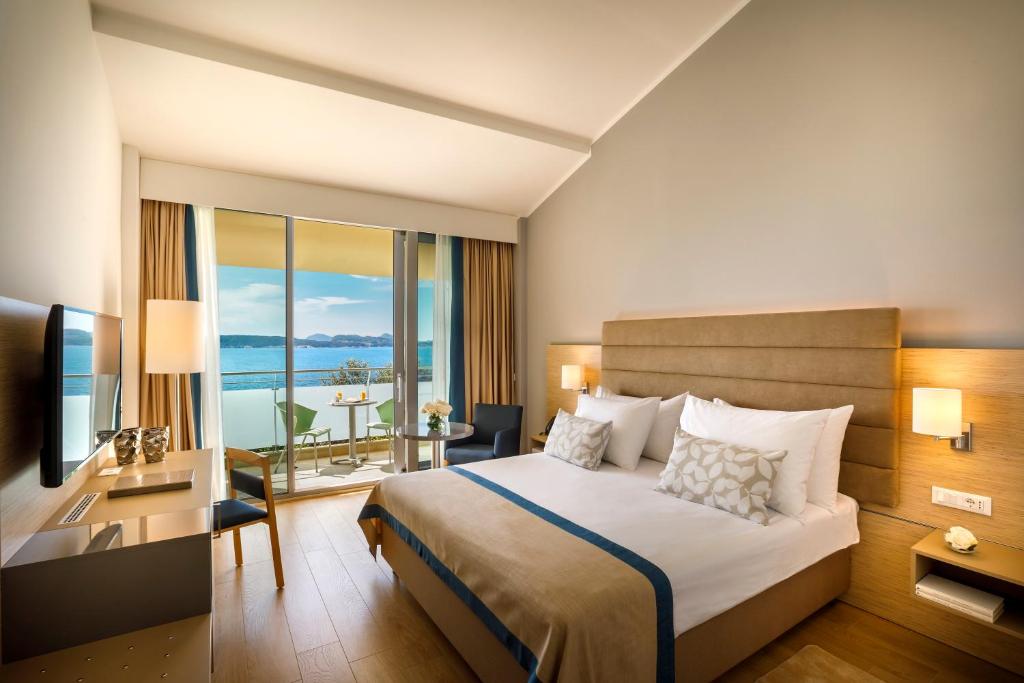 Двухместный (Улучшенный двухместный номер с 2 отдельными кроватями и балконом - У моря) отеля Valamar Argosy Hotel, Дубровник