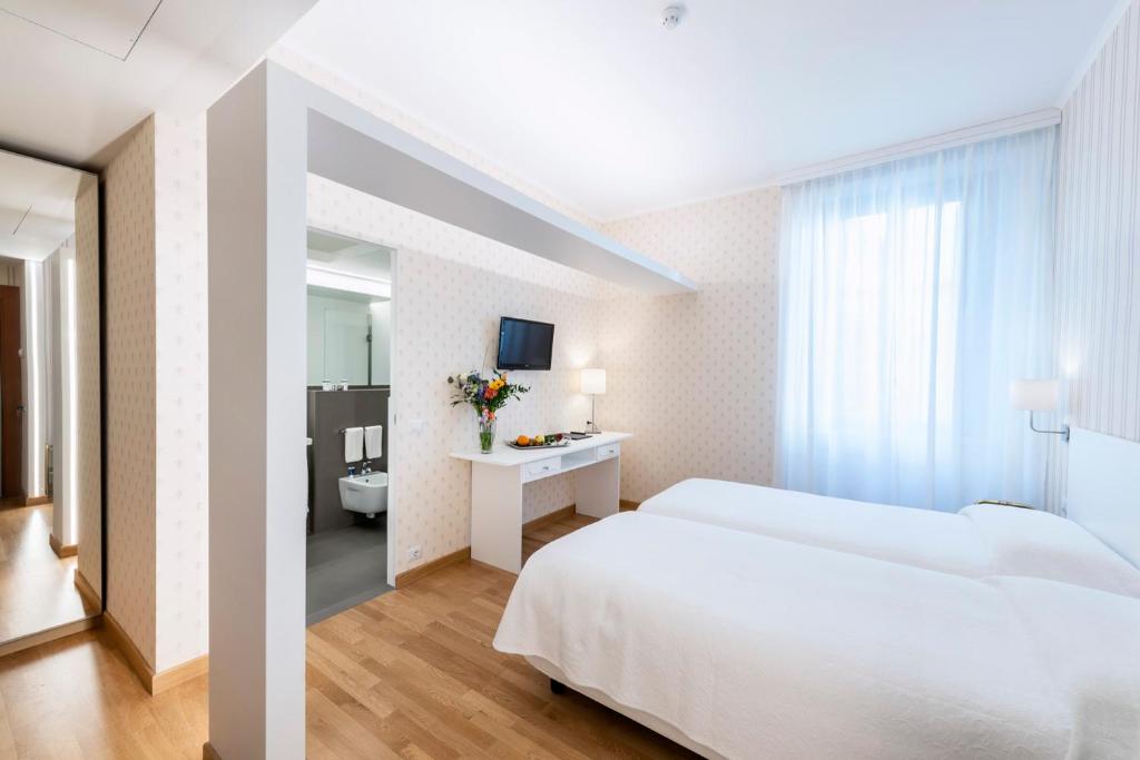 Двухместный (Двухместный номер с 1 кроватью или 2 отдельными кроватями) отеля Hotel Metropole Suisse, Комо