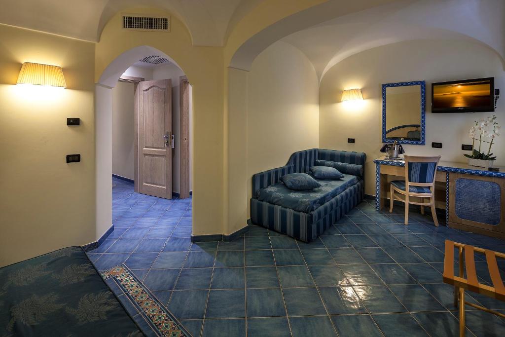 Трехместный (Классический трехместный номер) отеля Sorriso Thermae Resort & Spa, Искья