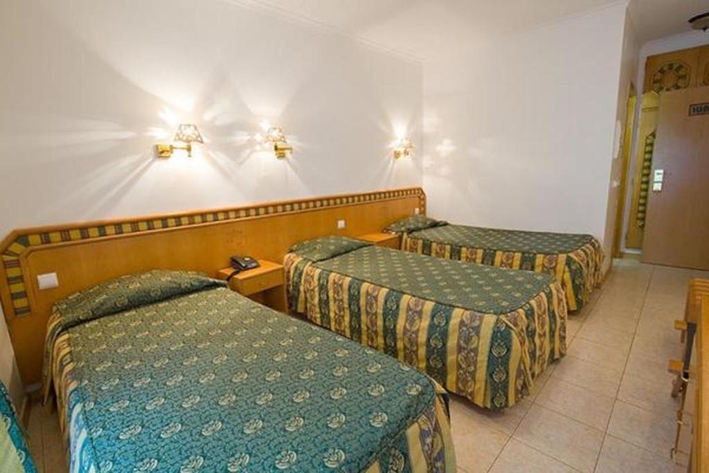 Трехместный (Трехместный номер с собственной ванной комнатой) отеля Real Caparica Hotel, Кошта-да-Капарика