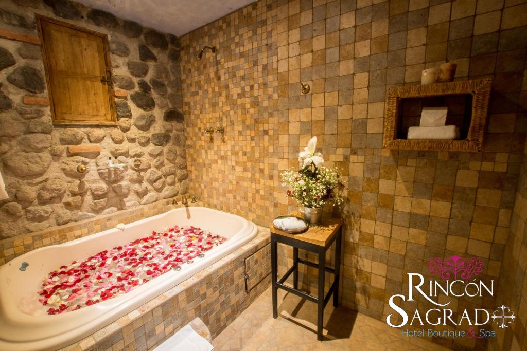 Сьюит (Люкс с гидромассажной ванной) отеля Hotel Boutique Rincon Sagrado, Атликско
