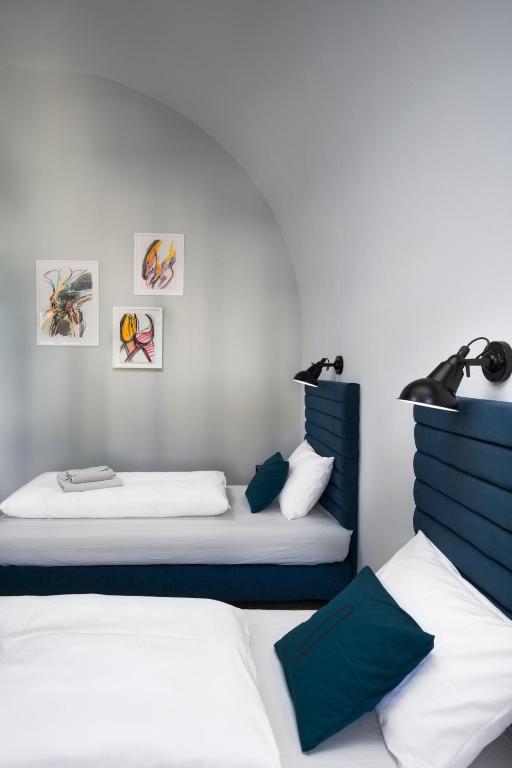 Двухместный (Двухместный номер с 1 кроватью и общей ванной комнатой) хостела Long Story Short Hostel & Café, Оломоуц