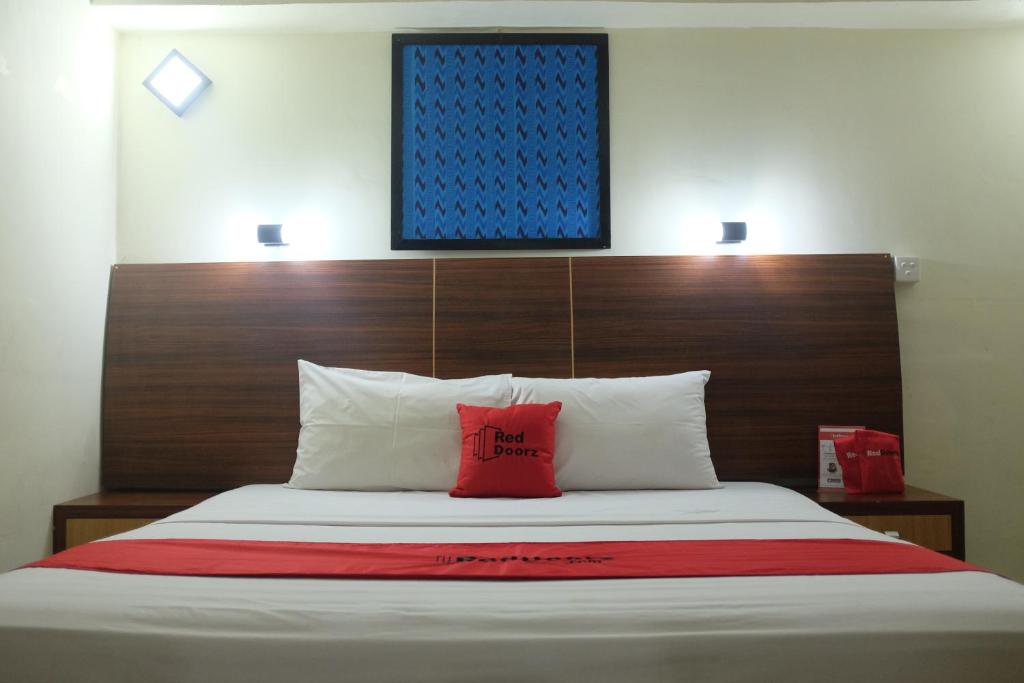 Двухместный (Двухместный номер эконом-класса с 1 кроватью) отеля RedDoorz Plus near Senen, Джакарта