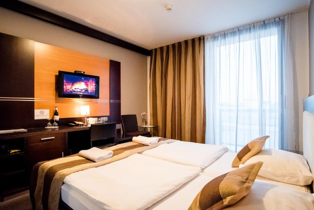 Двухместный (Представительский двухместный номер с 1 кроватью или 2 отдельными кроватями и выходом к бассейну) отеля Hotel Dolphin, Сенец