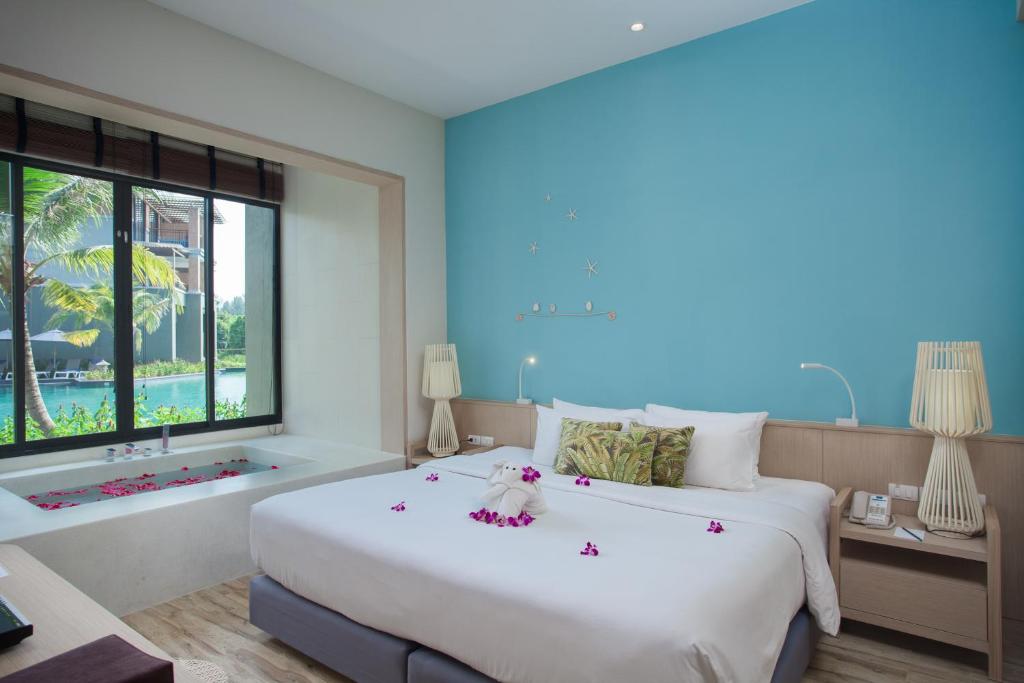 Сьюит (Суперлюкс с гидромассажной ванной и выходом к бассейну) курортного отеля Mai Khao Lak Beach Resort & Spa, Кхаулак