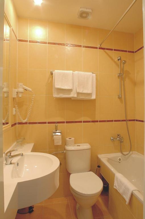 Четырехместный (Четырехместный номер с ванной комнатой) отеля Hotel Aladin, Прага