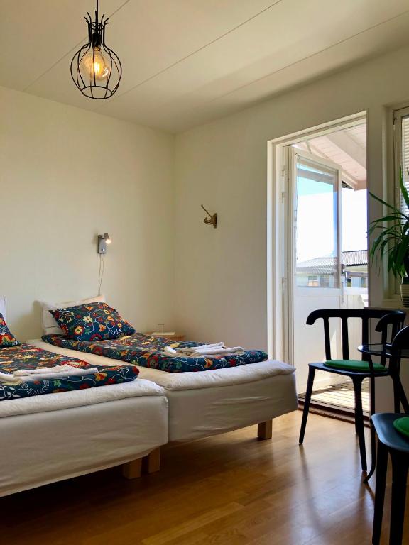 Двухместный (Улучшенный двухместный номер с 2 отдельными кроватями и собственной ванной комнатой) отеля Sven Fredriksson Bed & Breakfast, Норртелье