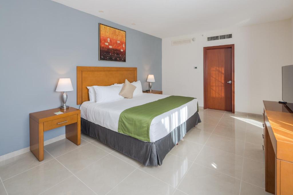 Сьюит (Люкс с 1 спальней и кроватью размера «king-size» - Для некурящих) отеля Wyndham Garden Playa del Carmen, Плая-дель-Кармен