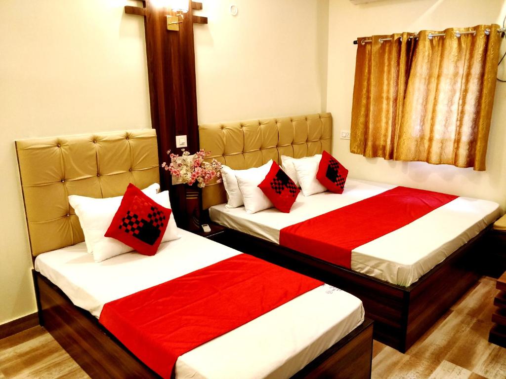 Трехместный (Улучшенный трехместный номер) отеля City Hotel, Аллахабад