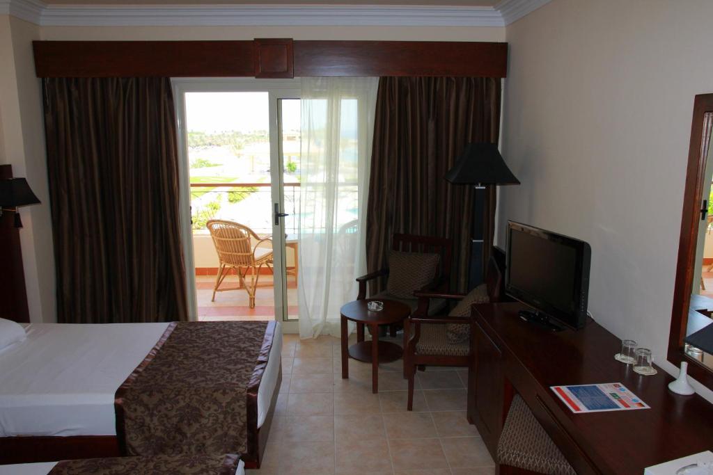 Трехместный (Трехместный номер Делюкс) курортного отеля Royal Brayka Beach Resort, Абу-Дабаб
