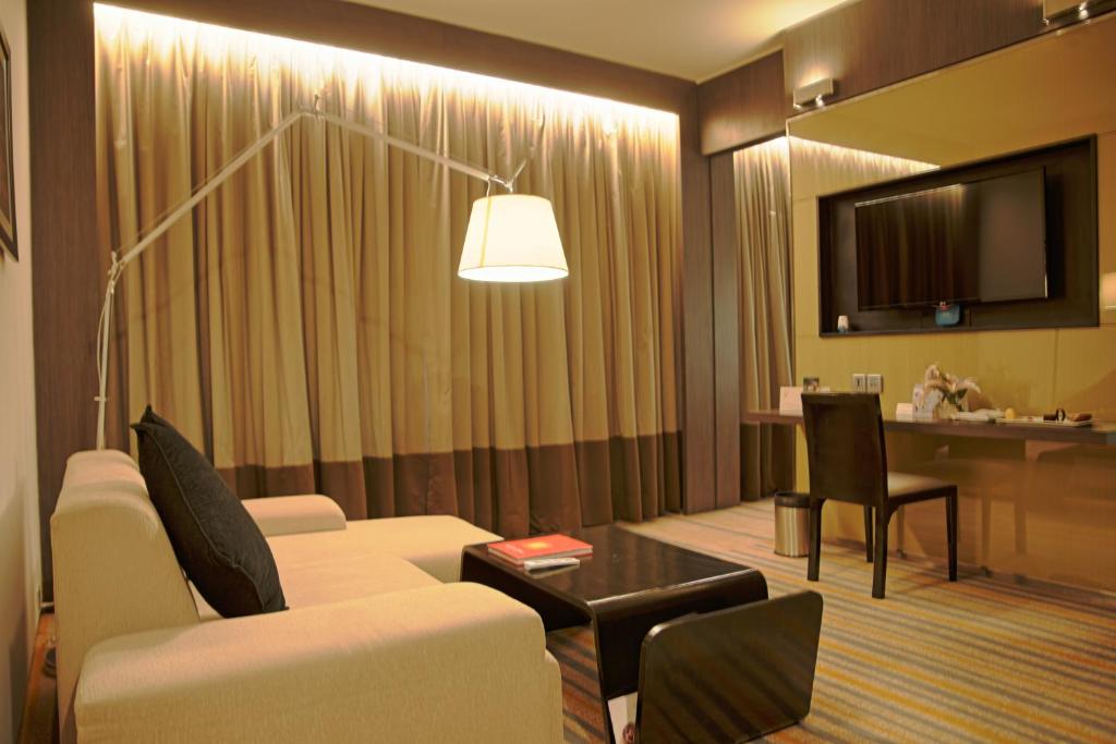 Сьюит (Suite, Premier Lounge Access, Airport transfers, laundry), Novotel Kolkata Hotel and Residences