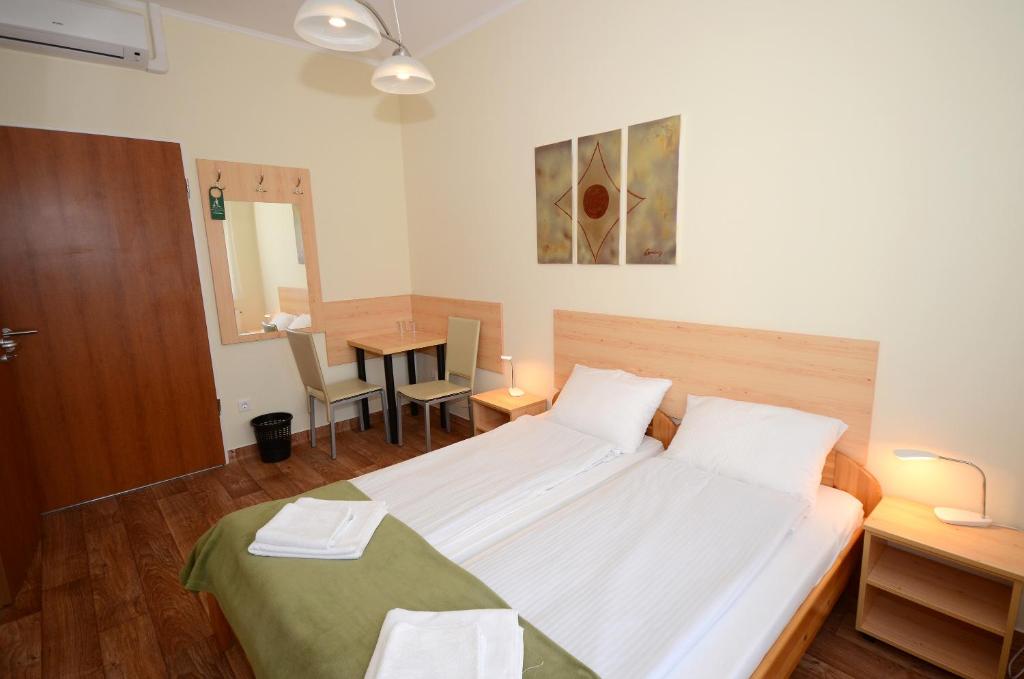 Двухместный (Небольшой двухместный номер с 1 кроватью или 2 отдельными кроватями) отеля Szárszó Panzió, Балатонсарсо