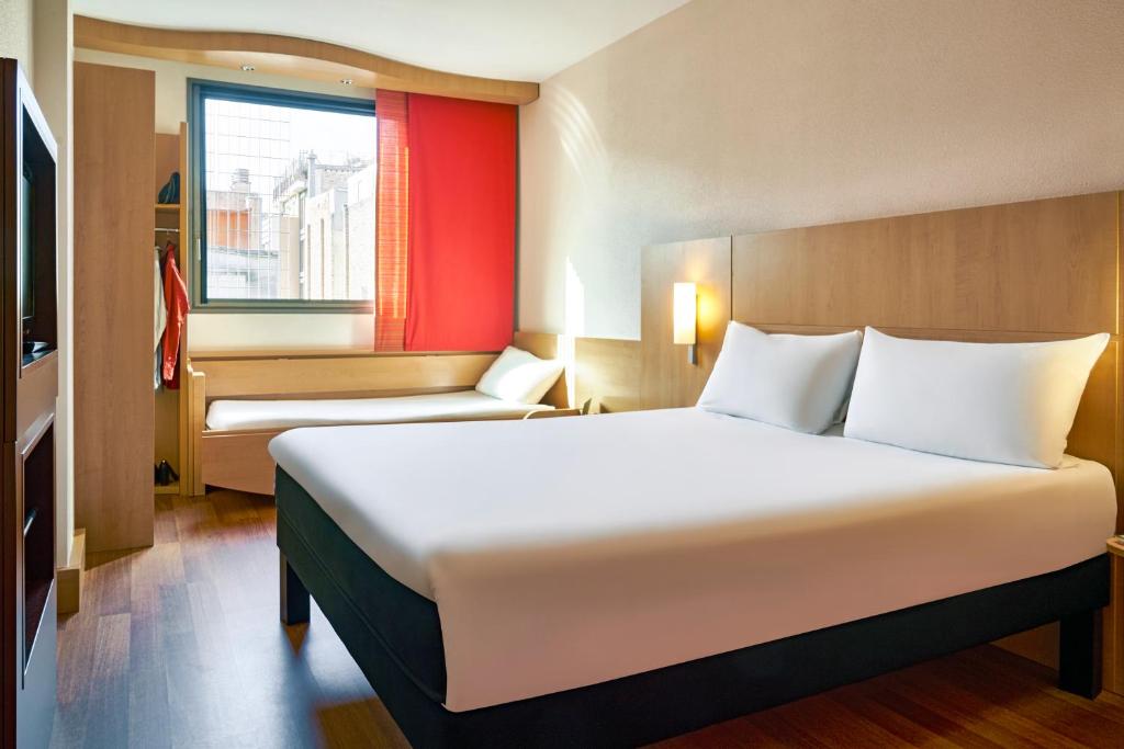 Двухместный (Двухместный номер с двуспальной кроватью и дополнительной кроватью) отеля Ibis Barcelona Centro (Sagrada Familia), Барселона