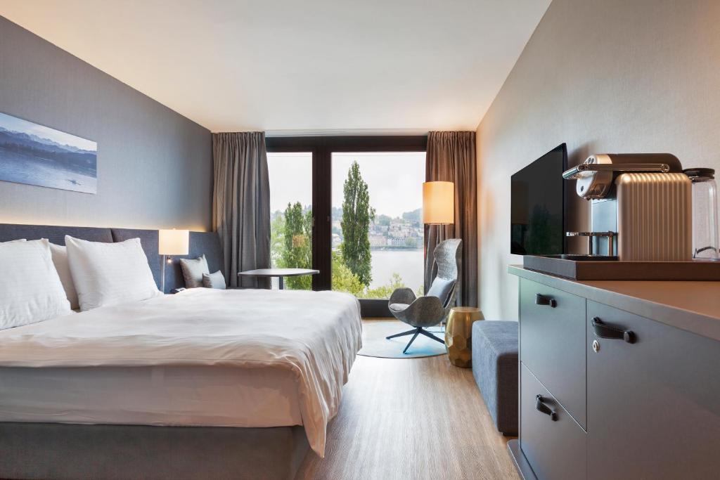 Двухместный (Premium Room - Lakeside) отеля Radisson Blu Hotel, Lucerne, Люцерн