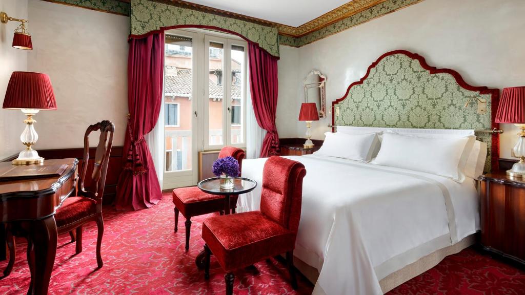 Двухместный (Роскошный номер с 1 кроватью размера «king-size» или 2 отдельными/односпальными кроватями) отеля Hotel Danieli, a Luxury Collection Hotel, Венеция