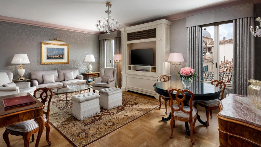 Двухместный (Люкс «Гранд» Dandolo с 1 спальней и видом на дворец Палаццо Дандоло) отеля Hotel Danieli, a Luxury Collection Hotel, Венеция