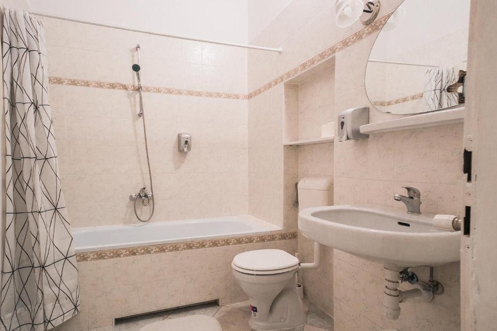 Двухместный (Двухместный номер с 1 кроватью или 2 отдельными кроватями и дополнительной кроватью) гостевого дома Ozone Private Rooms, Будапешт