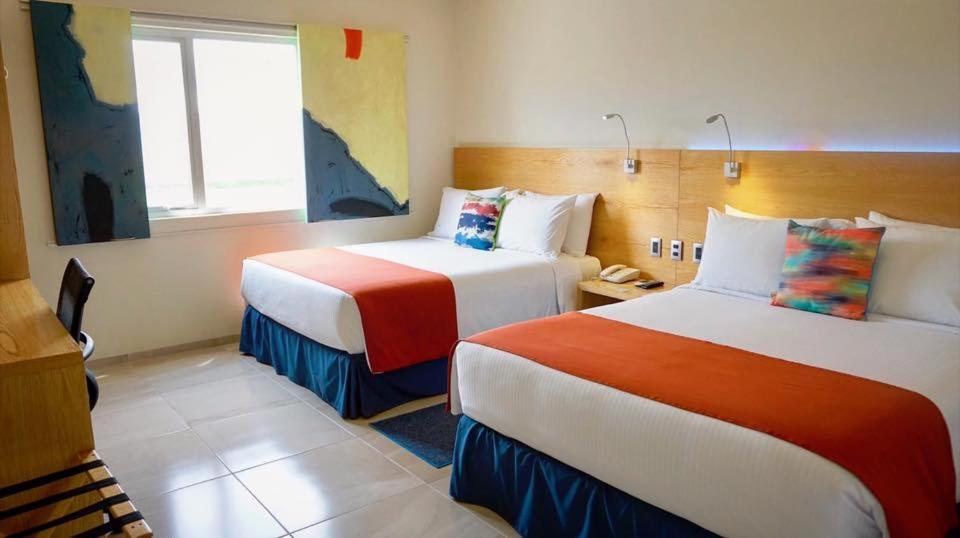 Четырехместный (Номер с 2 кроватями размера «queen-size») отеля Hit Hoteles Aeropuerto Puebla, Уэхоцинго