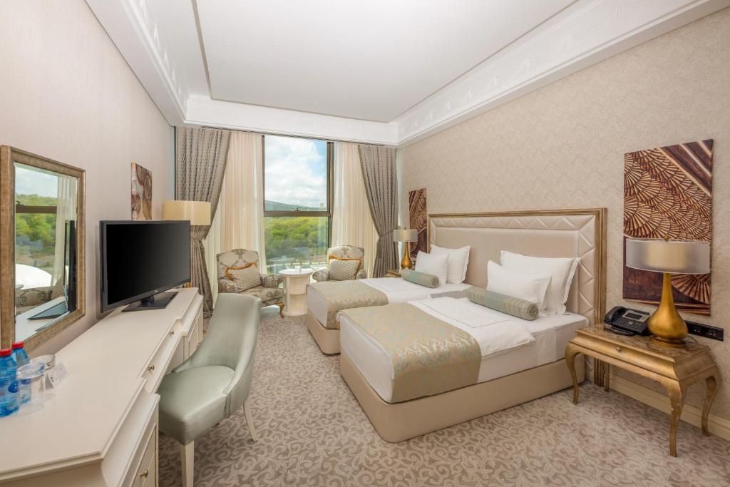 Двухместный (Двухместный номер Делюкс с 2 отдельными кроватями и видом на горы) отеля Rixos Quba Azerbaijan, Губа