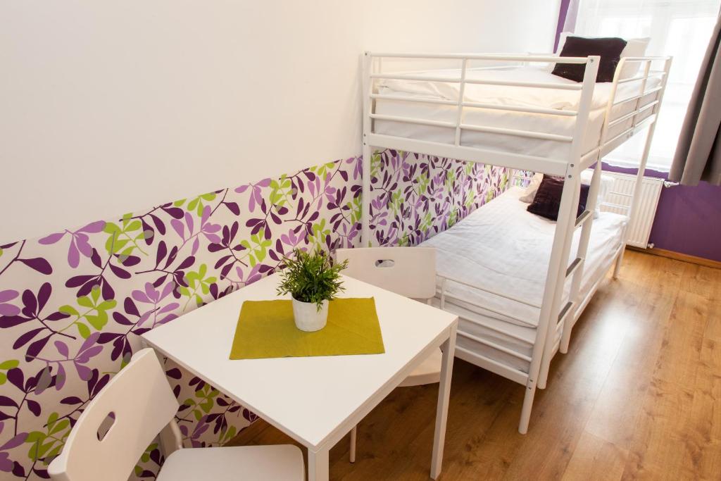 Двухместный (Двухместный номер с 2 отдельными кроватями и общей ванной комнатой) хостела Blooms Boutique Hostel, Познань