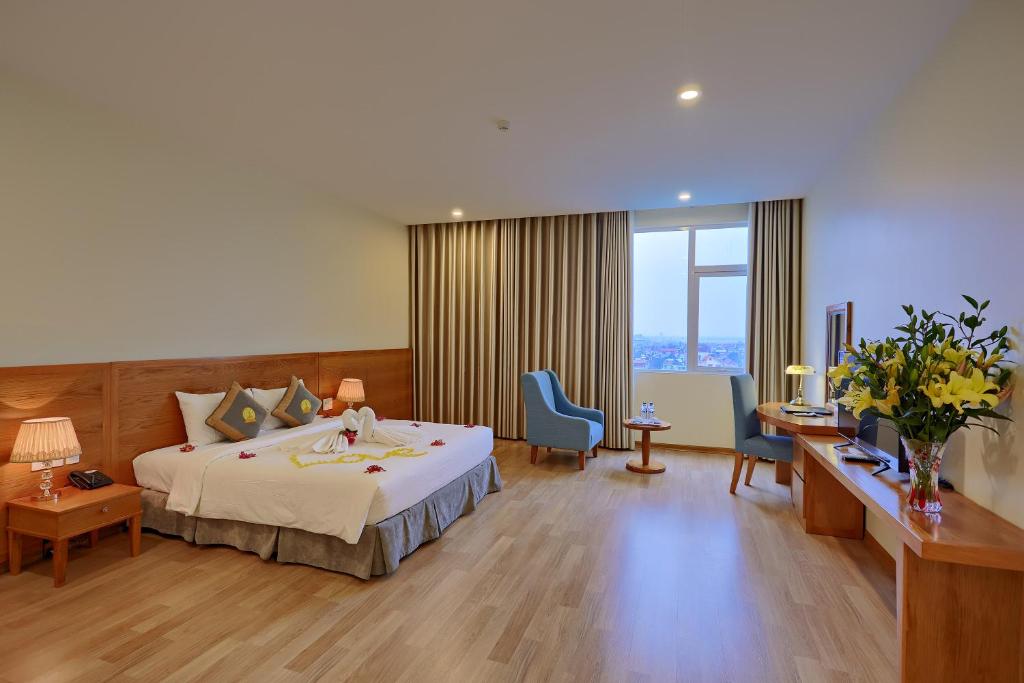 Двухместный (Двухместный номер Делюкс с 1 кроватью) отеля Hoang Son Peace Hotel, Ниньбинь