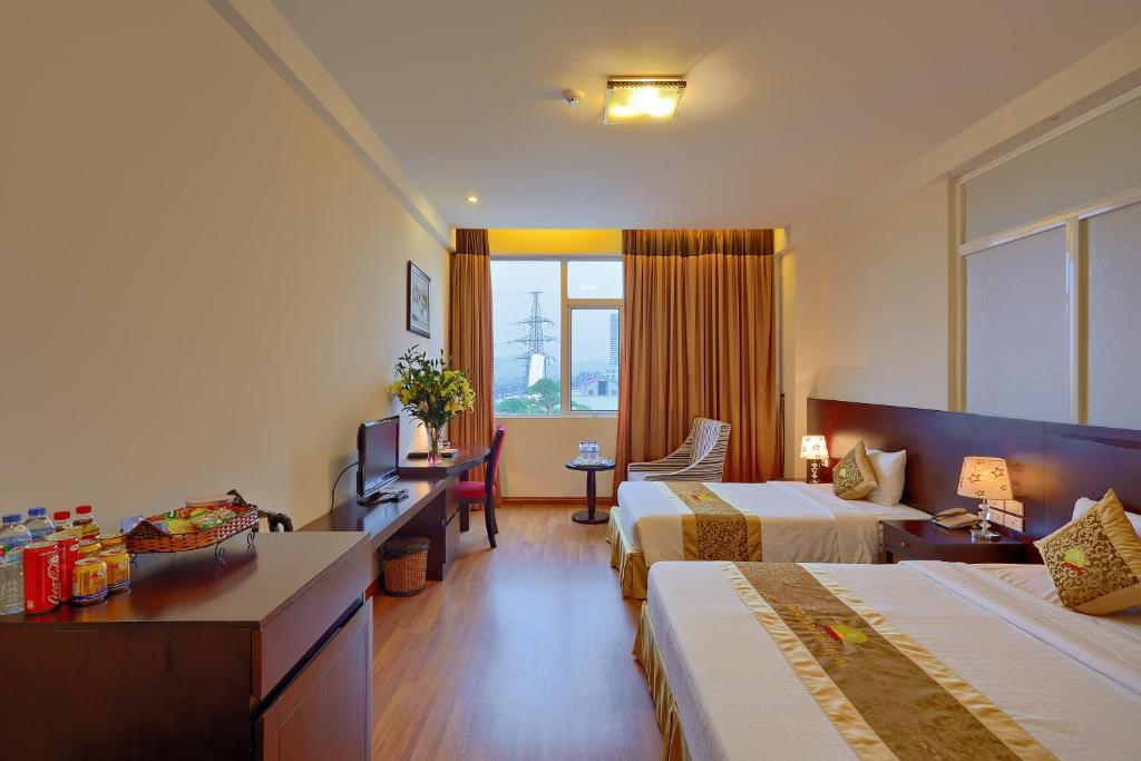 Семейный (Семейный номер Делюкс) отеля Hoang Son Peace Hotel, Ниньбинь