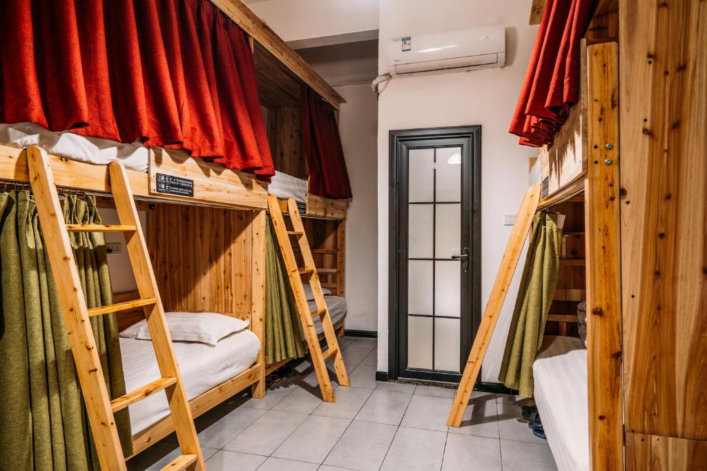 Номер (Односпальная кровать в общем 10-местном номере для мужчин и женщин - Собственная ванная комната) хостела Chengdu Flipflop Lounge Hostel, Чэнду
