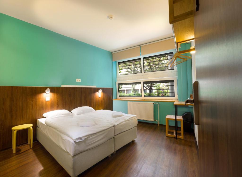 Двухместный (Двухместный номер с 1 кроватью или 2 отдельными кроватями и собственной ванной комнатой) хостела DREAM Hostel Bratislava, Братислава