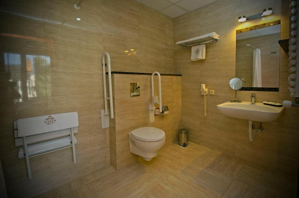 Двухместный (Двухместный номер с двуспальной кроватью и дополнительной кроватью) отеля Xavin Wellness Hotel & Restaurant, Харканы