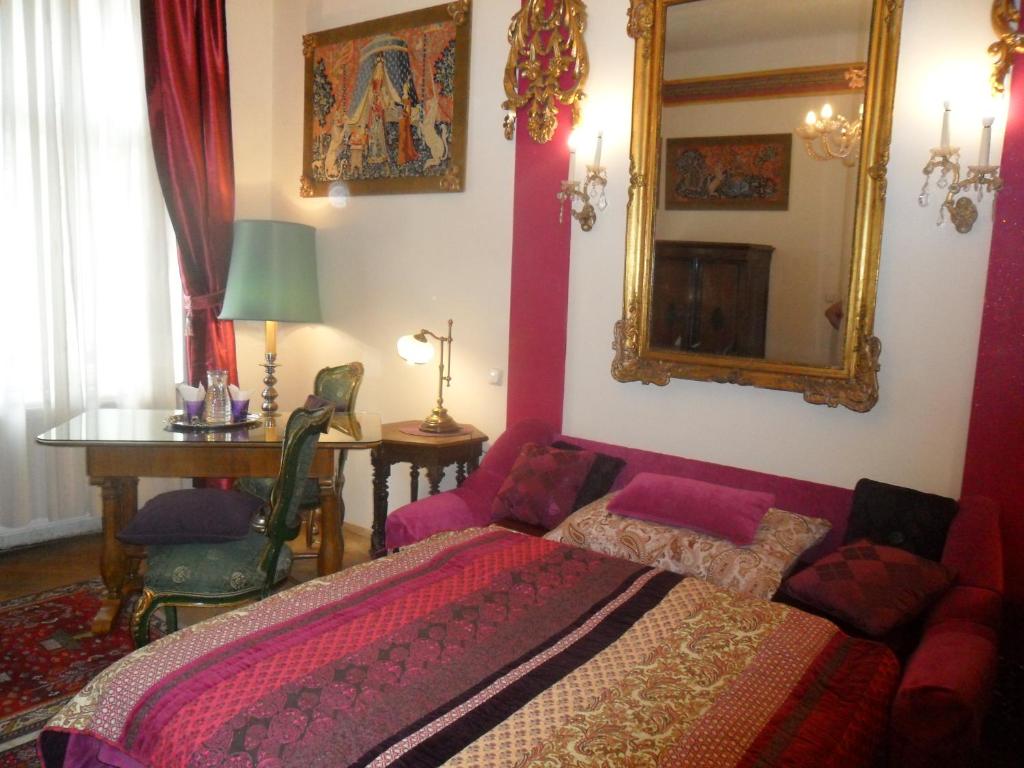 Двухместный (Двухместный номер Делюкс с 1 кроватью и собственной ванной комнатой, которая находится за пределами номера) гостевого дома B&B near Castle, Вена
