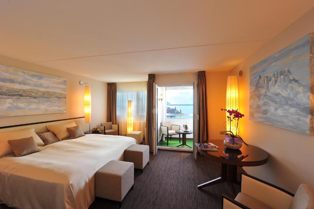 Сьюит (Люкс с балконом и панорамным видом на озеро) отеля Eurotel Montreux, Монтрё