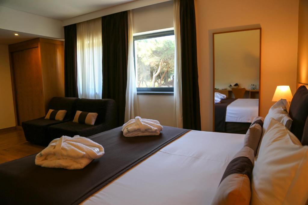 Двухместный (Улучшенный двухместный номер с 2 отдельными кроватями и видом на бассейн) отеля INATEL Caparica, Кошта-да-Капарика