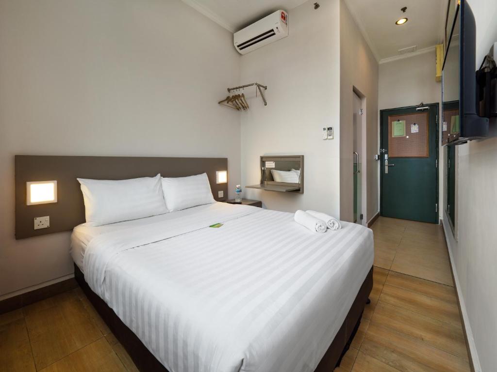 Двухместный (Двухместный номер с 1 кроватью без окна) отеля Tune Hotel - 1Borneo Kota Kinabalu, Кота-Кинабалу