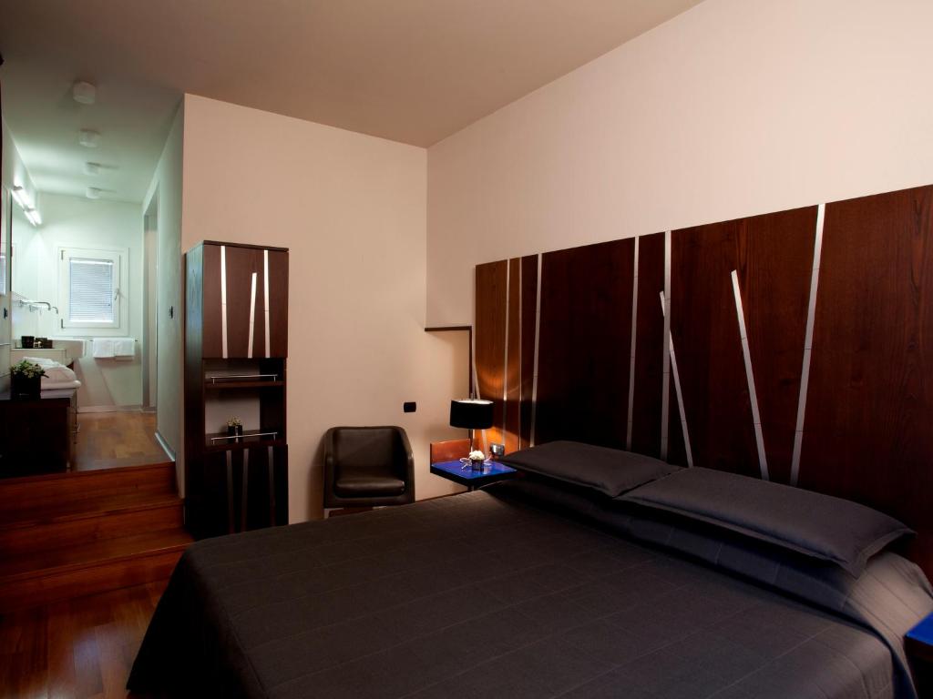 Двухместный (Улучшенный двухместный номер с 1 кроватью) отеля Suite Valadier, Рим