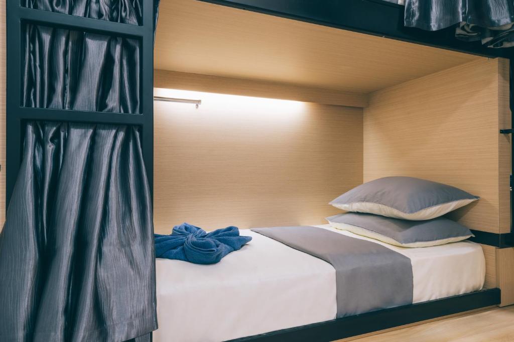 Номер (Односпальная кровать-капсула в общем номере для женщин и мужчин) капсульного отеля Wanderloft Capsule Hostel, Сингапур (город)