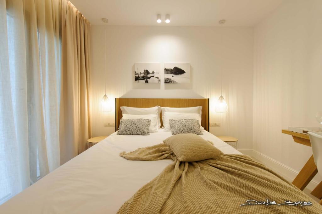 Двухместный (Улучшенный двухместный номер с 1 кроватью или 2 отдельными кроватями) отеля Alfa Hotel, Парга