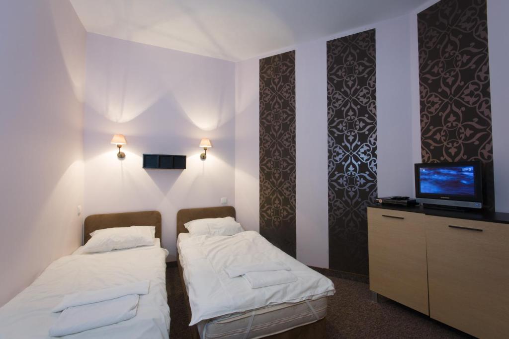 Двухместный (Двухместный номер с двуспальной кроватью и дополнительной кроватью) отеля Helvetia Plus, Варшава