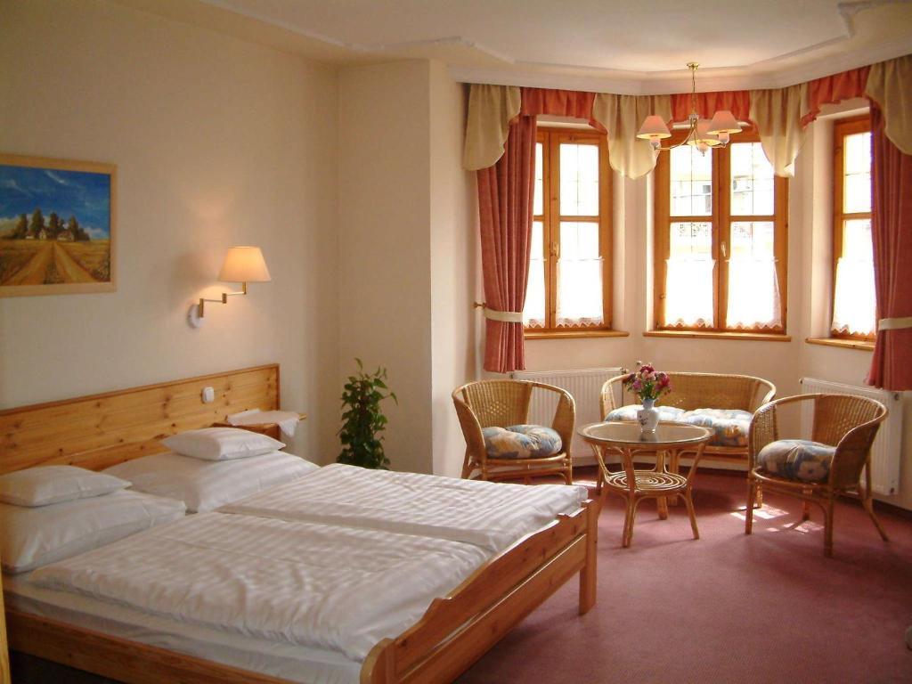 Трехместный (Улучшенный трехместный номер) отеля Hajdú Kastély Hotel, Хайдусобосло