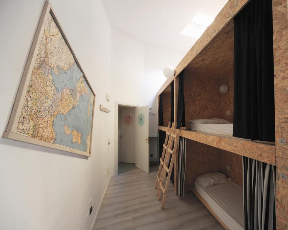 Номер (Кровать в общем 8-местном номере для мужчин и женщин) хостела Dopa Hostel, Болонья