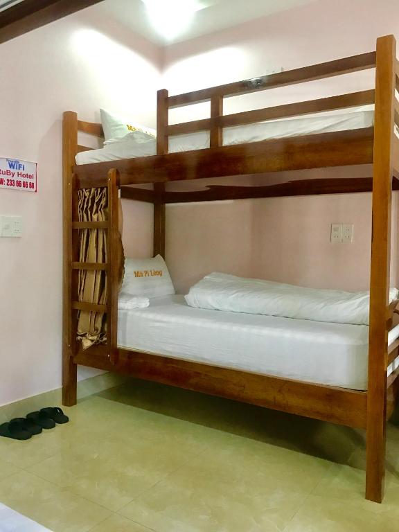 Номер (Спальное место на двухъярусной кровати в общем номере для мужчин и женщин) отеля Ruby Hostel, Хазянг