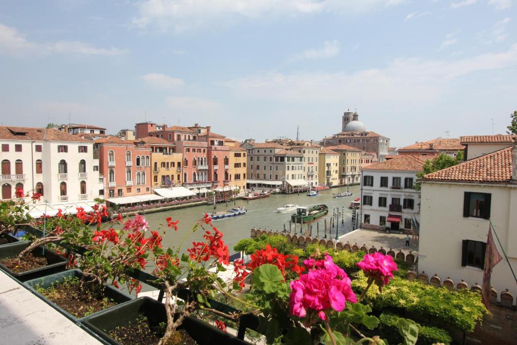 Апартаменты (Апартаменты «Змеральдо» с 3 спальнями и видом на канал) апартамента City Apartments Rialto Market, Венеция