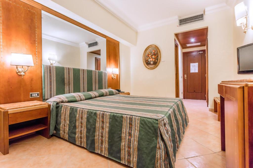 Двухместный (Стандартный двухместный номер с 1 кроватью или 2 отдельными кроватями) отеля Hotel Siracusa, Рим