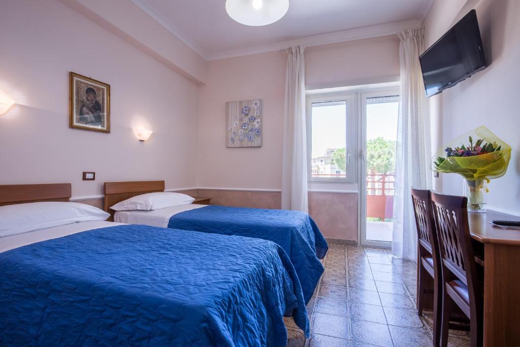 Двухместный (Улучшенный двухместный номер с 2 отдельными кроватями) отеля Hotel Casa Tra Noi, Рим