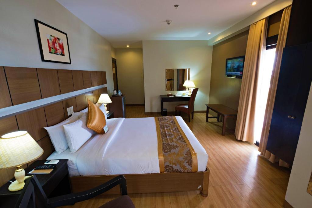 Двухместный (Улучшенный номер с кроватью размера «queen-size») отеля The Pinnacle Hotel and Suites, Давао