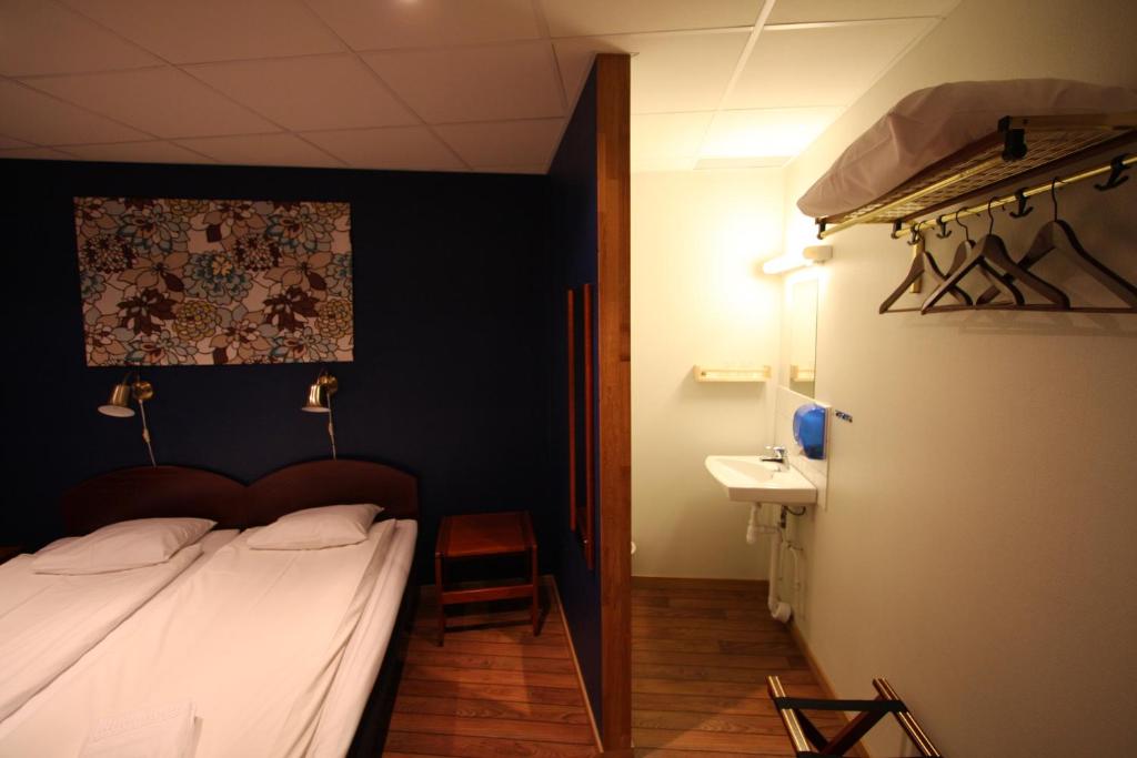 Двухместный (Двухместный номер с 1 кроватью или 2 отдельными кроватями, общая ванная комната) отеля Hotell Linnéa, Люнгбю