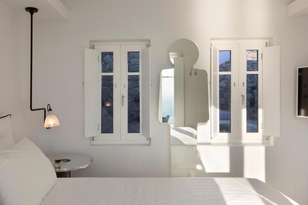 Сьюит (Спа-люкс для новобрачных с открытой гидромассажной ванной и видом на кальдеру) курортного отеля Erosantorini Estate, Тира