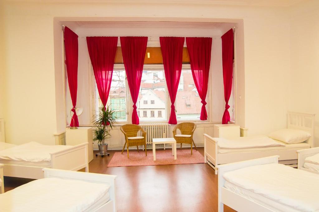 Номер (Кровать в общем 6-местном номере) хостела Franz Kafka, Прага