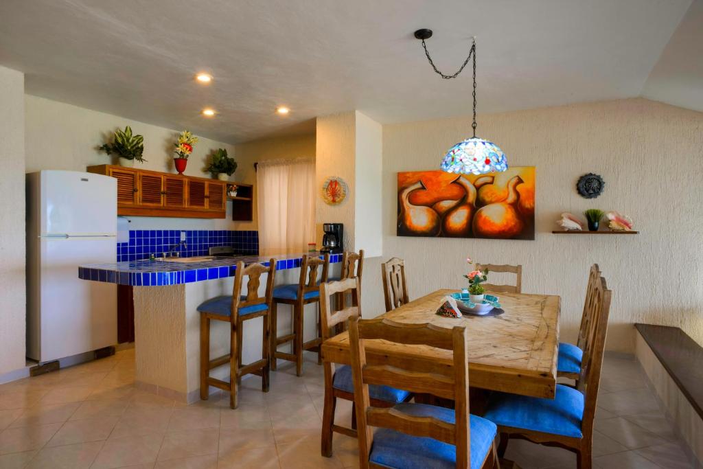 Двухместный (Кондоминиум с 2 спальнями с видом на море) апарт-отеля Aquatech Villas DeRosa Resort, Акумаль